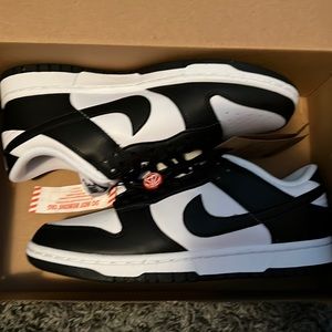 Women’s Nike dunk panda shoe size 8.5. New, never worn.